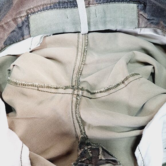 VTG Y2K Guess Camo Cargo Capri Pants Womens Sz 29 Embroidered Flowers Military - Picture 9 of 16